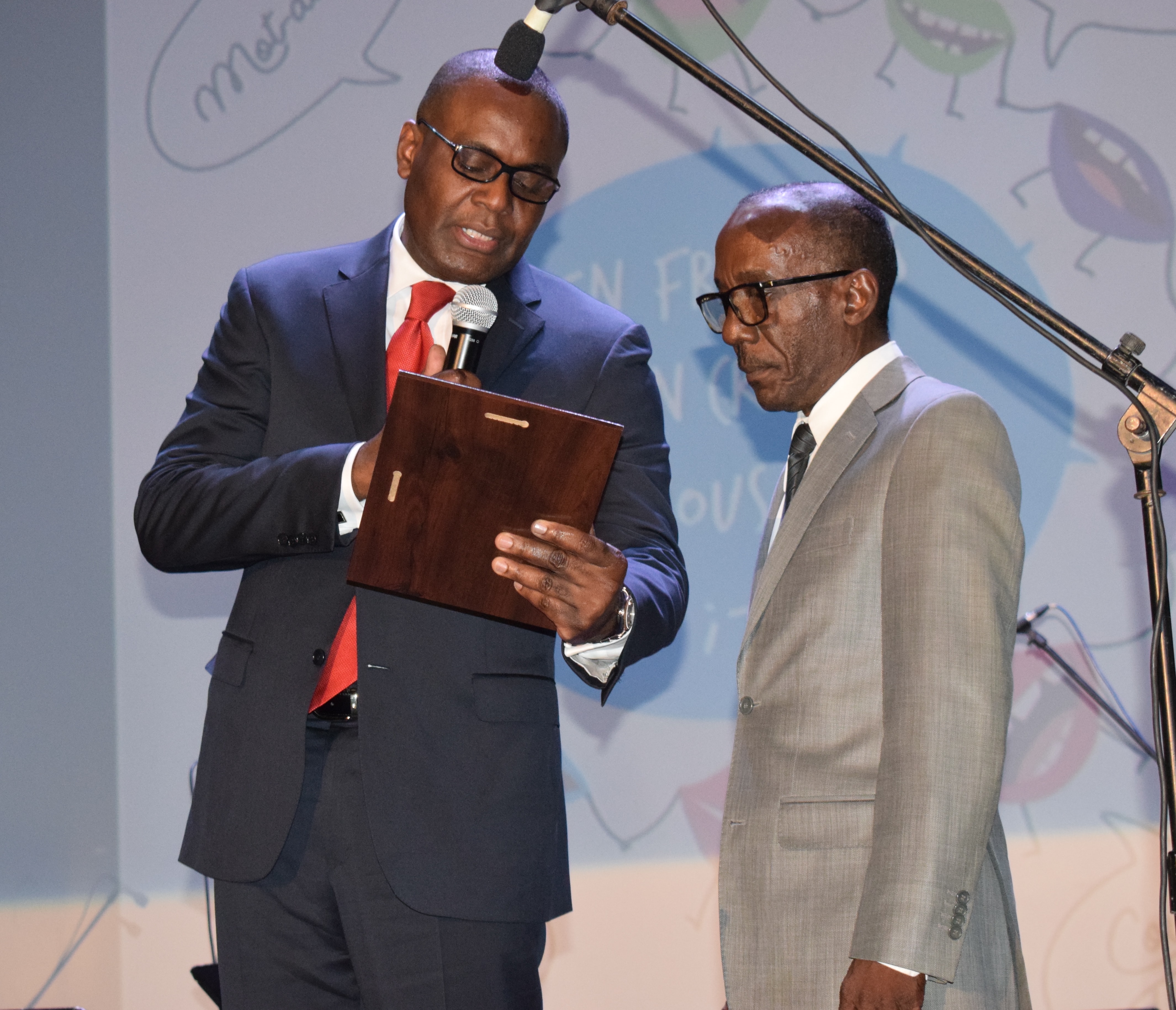 Le Pr. Evens Emmanuel et le représentant du Ministre des Affaires étrangères